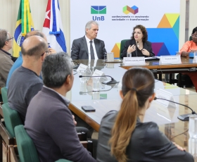 Delegação da Embaixada de Cuba, a Reitora da União de Santiago de Cuba, Diana Sedal Yanes e o Prof. Fidel Castro Neto, em reunião com Reitora da UnB, profª. Rozana Naves. 21/10/2025 Foto: Beto Monteiro/Ascom UnB